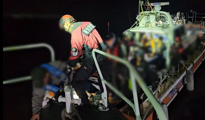 [여수=뉴시스] 여수해경이 8일 오후 화정면 제도 해상에서 좌초한 낚시어선에 올라 승선원을 구조하고 있다. (사진=여수해경 제공) 2025.05.09. photo@newsis.com *재판매 및 DB 금지