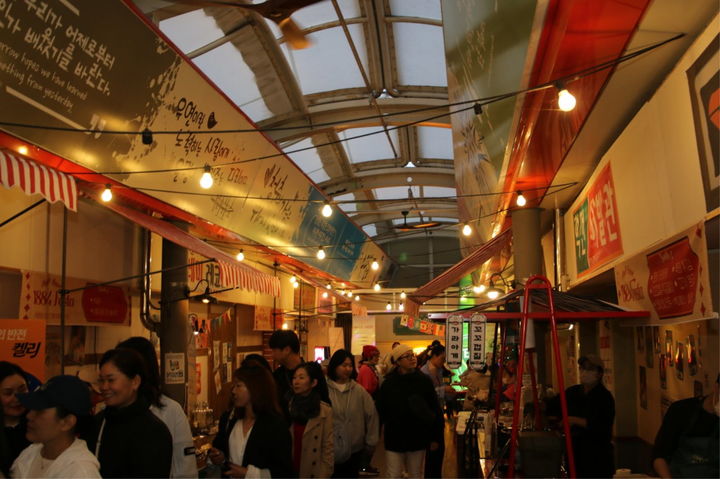 [진주=뉴시스]진주중앙시장, 뉴레트로 감성 생맥주 축제 ‘호프 1884’.(사진=시장번영회 제공).2025.05.09.photo@newsis.com *재판매 및 DB 금지