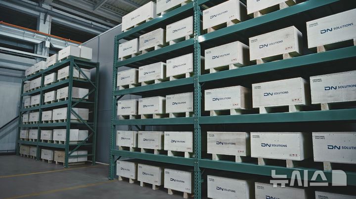 [창원=뉴시스]창원국가산단지 내 글로벌 공작기계업체 ㈜DN솔루션즈의 정품 파츠 물류센터.(사진=DN솔루션즈 제공) 2025.05.09. photo@newsis.com