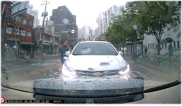 서울 성동경찰서는 지난 1일 오전 9시께 성동구 옥수동의 왕복 4차로 도로에서 100m가량 역주행한 승용차를 경찰이 순찰차로 막아세운 뒤 운전자를 구조했다고 9일 밝혔다. 사진은 순찰차 블랙박스 캡쳐. (사진=성동경찰서 제공) *재판매 및 DB 금지