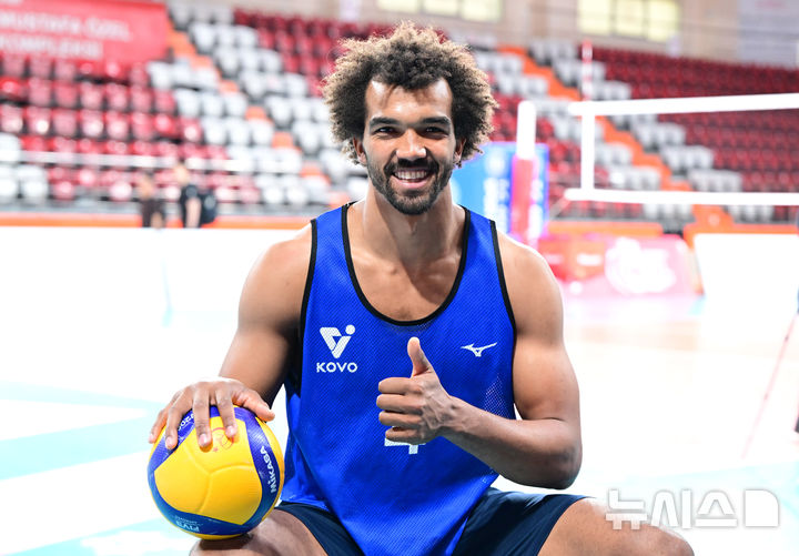 [서울=뉴시스]남자배구 재도전하는 아히. (사진=KOVO 제공)