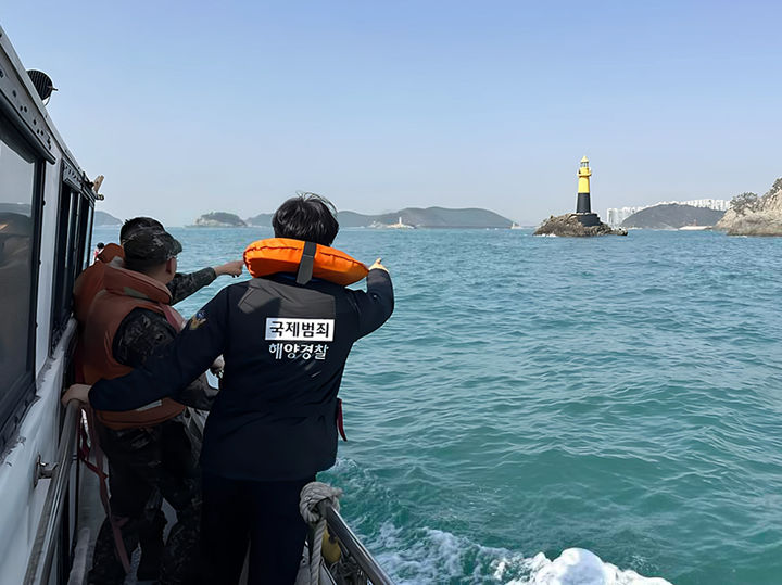 [부산=뉴시스] 취약지 점검을 진행하고 있는 해양경찰. (사진=남해지방해양경찰청 제공) 2025.05.09. photo@newsis.com *재판매 및 DB 금지