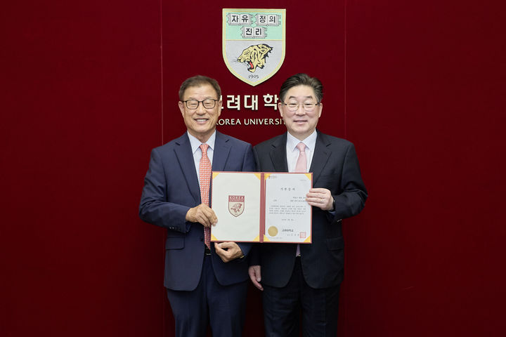 박중근 네오텍스 대표이사(왼쪽)와 김동원 고려대 총장이 기부식 기념사진을 촬영하고 있다. (사진=고려대 제공) *재판매 및 DB 금지