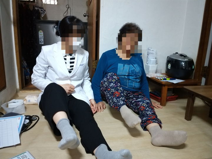 [서울=뉴시스] 어르신이 건강장수센터 방문건강관리서비스를 받고 있는 모습. 2025.05.09. (사진=동대문구 제공) *재판매 및 DB 금지