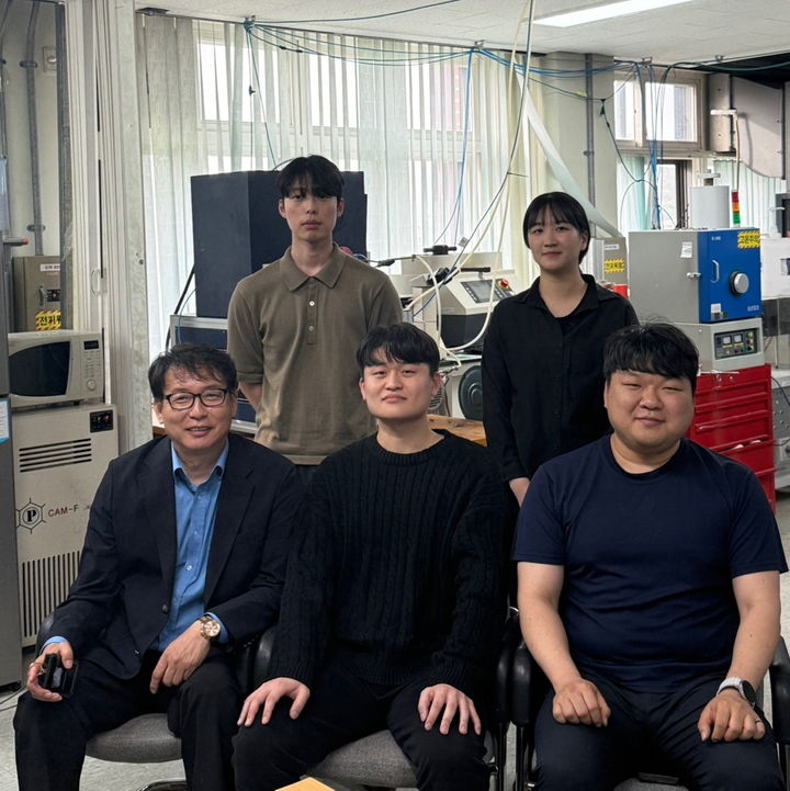 [대전=뉴시스] 국립한밭대학교 신소재공학과 박준식 교수(앞줄 왼쪽 첫 번째) 등 연구팀원들. (사진=국립한밭대 제공) *재판매 및 DB 금지