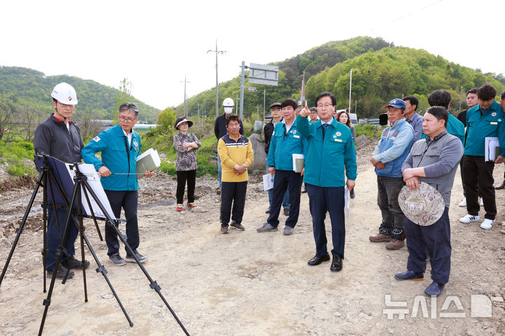 [완주=뉴시스] 유희태 완주군수가 화산면 일원의 재해복구 사업장을 방문해 여름철 우기 대비 전반적인 추진사항을 점검하고 있다. *재판매 및 DB 금지