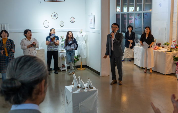 [고창=뉴시스] 고창문화도시센터가오는 16일까지 담마갤러리에서 '초대작가 전시–치유미술展'을 연다. 선운교육문화회관 박창용 실장이 작가와 전시물에 대해 소개하고 있다. *재판매 및 DB 금지