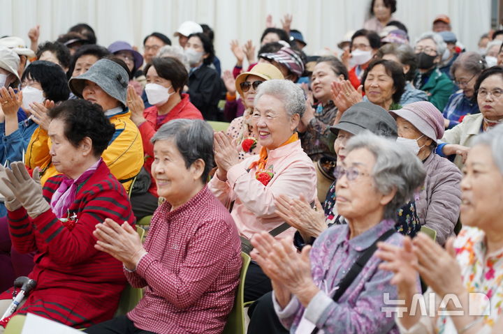 [의왕=뉴시스] 어버이날 참석 어르신들이 박수를 치며, 즐거운 한때를 보내고 있다. (사진=의왕시 제공).2025.05.09.photo@newsis.com
