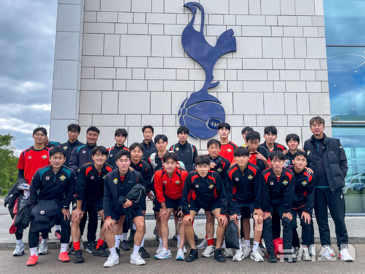 [서울=뉴시스]양민혁, '토트넘 연수' 강원 U-18 후배들과 만남. (사진=강원FC 제공)