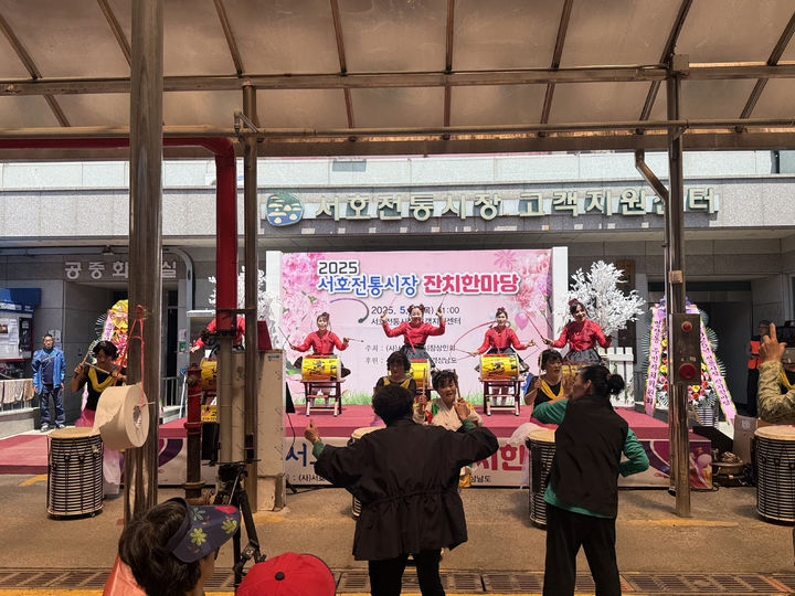 [통영=뉴시스] 통영시는 지난 8일 어버이날을 맞아 서호전통시장 고객지원센터 앞 특설무대에서 서호전통시장 잔치한마당 행사를 개최했다. 주민들이 고고장구 공연을 펼치고 있다. (사진=통영시 제공) 2025.05.09. photo@newsis.com&nbsp; *재판매 및 DB 금지