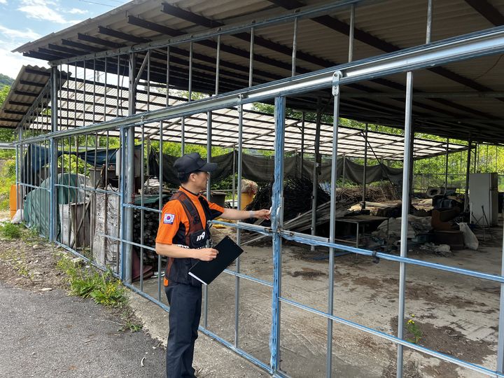 [전주=뉴시스] 전북도소방본부 소속 조사관이 도내 한 축사를 찾아 안전조사를 실시하고 있다. (사진=뉴시스 DB). photo@newsis.com *재판매 및 DB 금지
