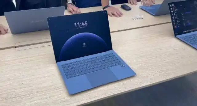 [서울=뉴시스]중국 최대 통신장비업체인 화웨이가 자체 개발한 운영체제(OS)를 탑재한 노트북을 일반에 처음 공개했다. 이 노트북은 오는 19일 출시될 예정이다. <사진출처: 중국 웨이보> 2025.05.09