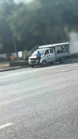 [서울=뉴시스] 중국에서 한 노점상이 단속 중이던 공무원을 차량으로 수백 미터 끌고 간 사건이 발생해 논란이 일고 있다. (사진=바이두) *재판매 및 DB 금지