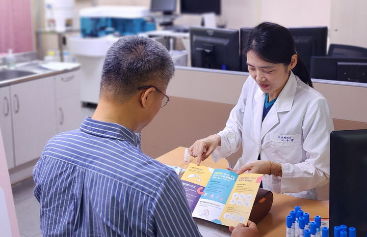 [남원=뉴시스] 남원시보건소 관계자가 보건소를 방문한 시민에게 C형간염 및 항체검사에 대해 설명하는 모습 (사진=뉴시스 DB) 2025.05.09. photo@newsis.com *재판매 및 DB 금지