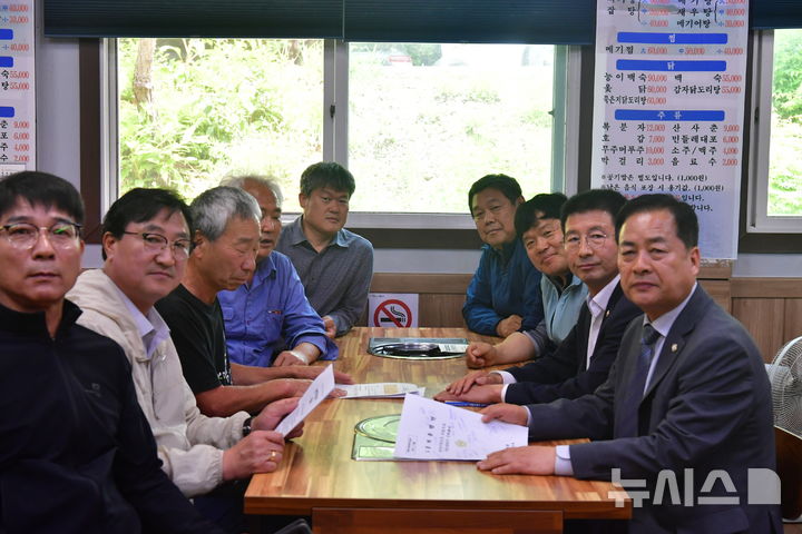 [완주=뉴시스] 서남용·김규성 완주군의원이 농어촌기본소득에 대해 지역 주민들의 다양한 목소리를 경청하는 시간을 가지고 있다. *재판매 및 DB 금지