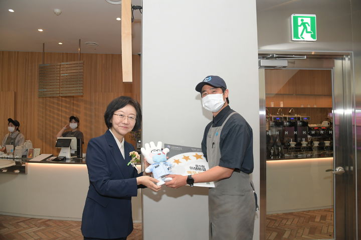 [서울=뉴시스] 식품의약품안전처는 다중이용시설인 백화점과 복합쇼핑몰 16곳을 식품안심구역으로 지정하고 시설 내 음식점에 위생등급을 부여했다고 9일 밝혔다. (사진=식약처 제공) 2025.05.09. photo@newsis.com *재판매 및 DB 금지