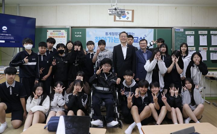 [세종=뉴시스] 통계청은 이형일 청장이 9일 경기 안산시 원일중학교 2학년 6반 학생을 대상으로 '통계를 보면 세상이 보인다'라는 주제로 '찾아가는 통계교실' 특강을 진행했다고 밝혔다. (사진=통계청 제공) 2025.05.09. photo@newsis.com *재판매 및 DB 금지