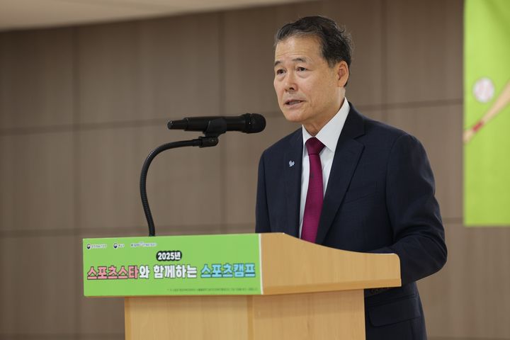 [서울=뉴시스]탈북청소년 대안학교 학생 100여 명이 참가하는 '스포츠 스타와 함께하는 스포츠 캠프'가 서울시 송파구 올림픽회관에서 9일부터 1박2일 동안 진행된다. 사진은 김영호 통일부 장관이 격려사를 하고 있는 모습. (사진=통일부 제공) 2025.05.09.&nbsp; *재판매 및 DB 금지