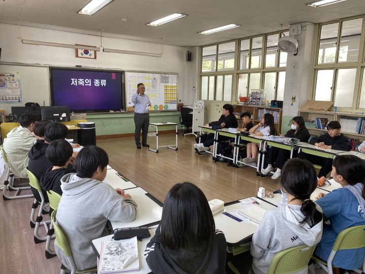 [울산=뉴시스] 울산 웅촌농협(조합장 송상수)은 9일 올바른 금융지식을 전달하고, 건전한 금융생활 습관 형성을 위해 웅촌초등학교 5·6학년 학생들을 대상으로 금융교육을 했다고 밝혔다. (사진= 웅촌농협 제공) 2025.05.09.photo@newsis.com *재판매 및 DB 금지