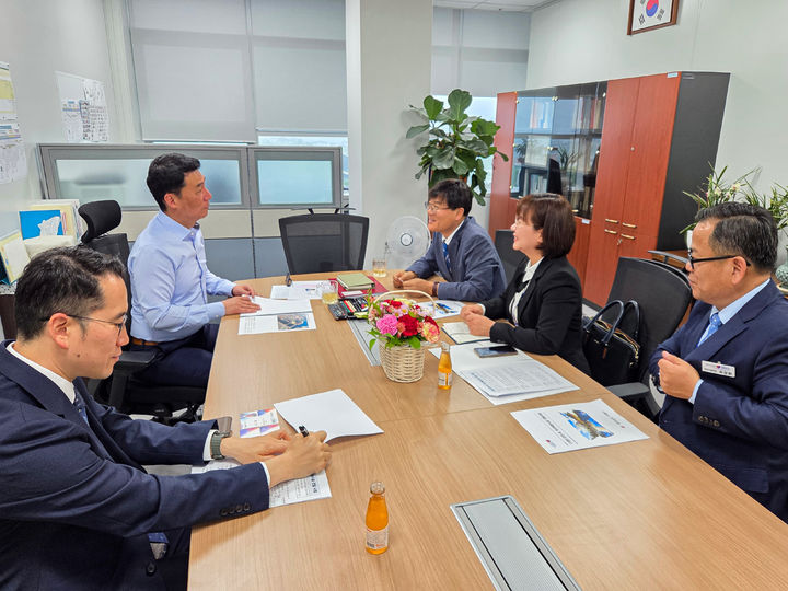 [거제=뉴시스] 신정철 기자= 변광용 거제시장은 시정 주요 현안사업의 2026년 국비예산 확보를 위해 지난 8일과 9일 양일간 중앙부처를 찾아 정부예산 지원을 적극 요청했다.사진은 변 시장(오른쪽 3번째)이 9일, 행정안전부 하종목 지방재정국장과의 면담을 통해, 2023년 교육부 공모사업에 선정되어 지난해 타당성 조사를 완료한 (가칭)고현1초 학교복합시설 건립 사업이 지방재정 투자심사를 통과할 수 있도록 적극적인 지원을 요청하고 있다.(사진=거제시 제공).2025.05.09. photo@newsis.com *재판매 및 DB 금지