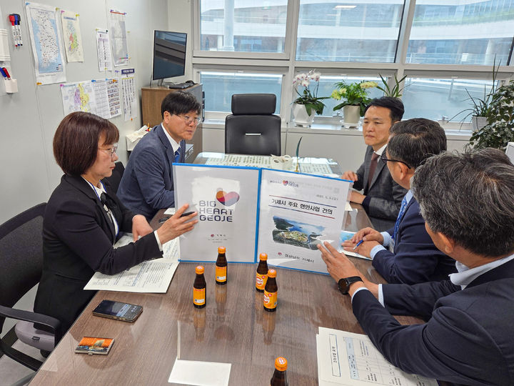 [거제=뉴시스] 신정철 기자= 변광용 거제시장은 시정 주요 현안사업의 2026년 국비예산 확보를 위해 지난 8일과 9일 양일간 중앙부처를 찾아 정부예산 지원을 적극 요청했다.사진은 변 시장(사진, 왼쪽 2번째)이 9일, 정창성 행정안전부 재난대응국장을 만나 자연재난 사전예방을 위해 중곡·서상·송진지구 풍수해 생활권 종합정비의 필요성을 설명하고 사업비 30억 원을 2026년 정부예산에 반영해 줄 것을 요청하고 있다.(사진=거제시 제공).2025.05.09. photo@newsis.com *재판매 및 DB 금지