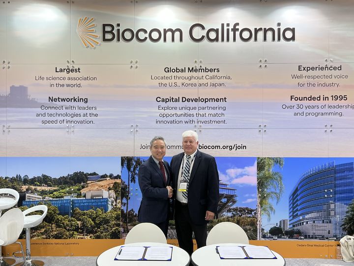 [서울=뉴시스] 지난 9일 서울 코엑스에서 진행된 한국바이오협회-미국 바이오컴 캘리포니아(Biocom California) 업무협약(MOU) 체결식. 한국바이오협회 이승규 부회장(왼쪽)과 바이오컴 캘리포니아 조 패네타 명예회장(오른쪽) (사진=한국바이오협회 제공) 2025.05.09. photo@newsis.com&nbsp; *재판매 및 DB 금지