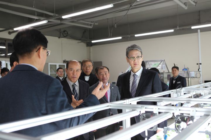 [금산=뉴시스] 중부대가 '2025년 충남형 RISE 사업' 수행대학에 선정된 가운데 스마트 팜을 둘러보는 이정열 중부대 총장. (사진=중부대 제공) *재판매 및 DB 금지