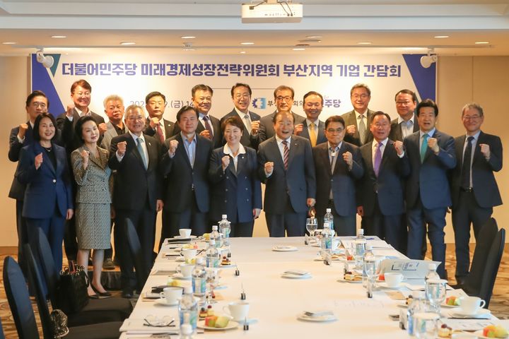 [부산=뉴시스] 부산상공회의소는 더불어민주당 미래경제성장전략위원회와 부산지역 기업 간담회를 9일 부산진구 롯데호텔 부산에서 개최하고 해양수도 전략과제 등 25개 대선 건의 과제도 전달했다. (사진=부산상공회의소 제공) 2025.05.09. photo@newsis.com *재판매 및 DB 금지