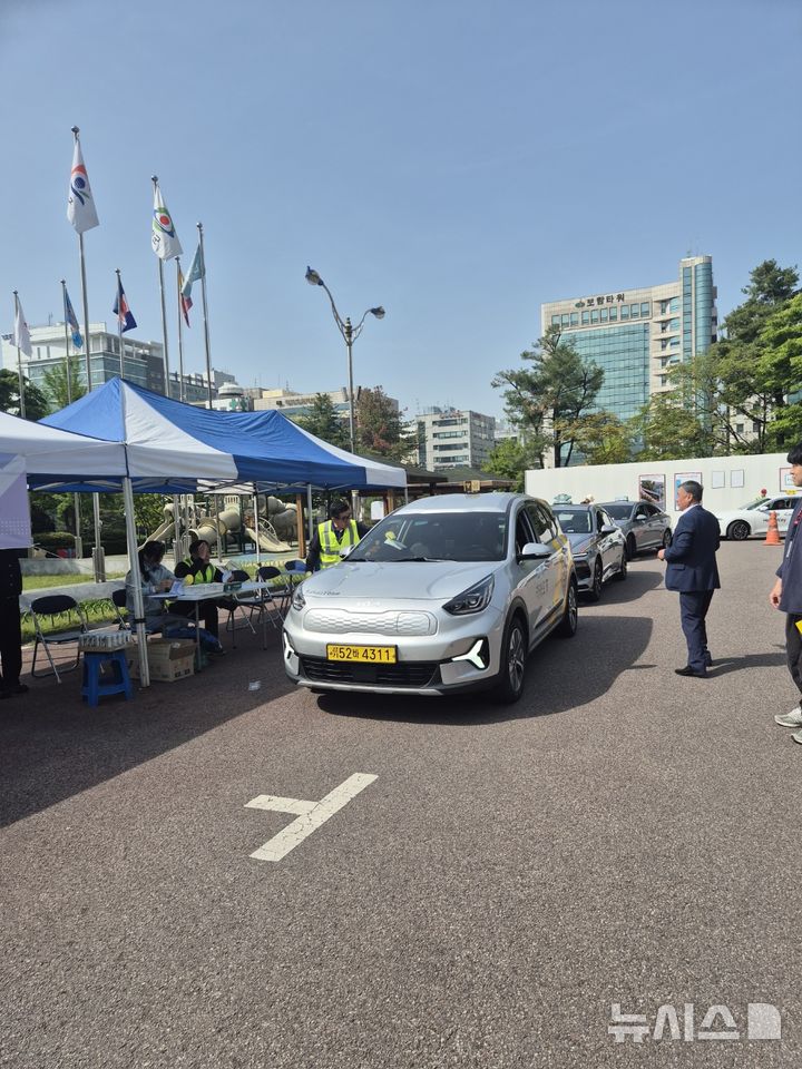 [군포=뉴시스] 택시 청결 상태 점검 현장. (사진=군포시 제공). 2025.05.09.photo@newsis.com
