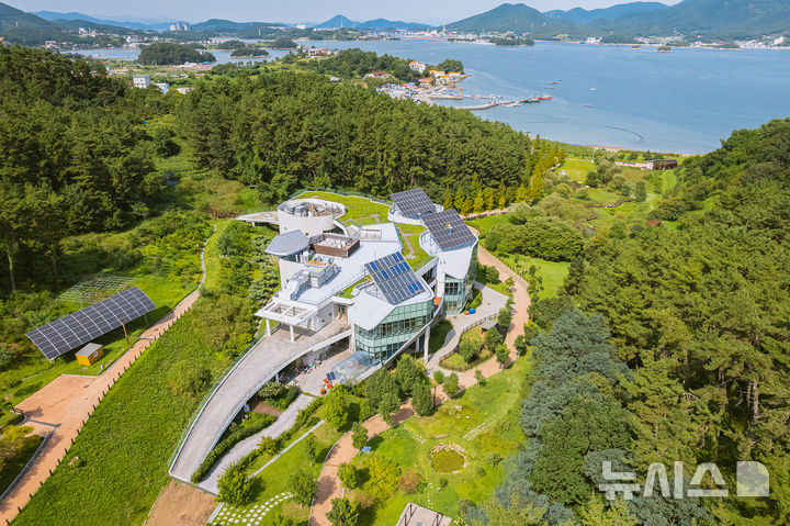 [통영=뉴시스] 신정철 기자= 통영시지속가능발전교육재단은 오는 17일 오후 12시부터 4시까지, 통영RCE세자트라숲에서 세자트라숲 개장 10주년 기념행사를 개최한다.사진은 통영RCE세자트라숲 전경.(사진=뉴시스DB).2025.05.09. sin@newsis.com