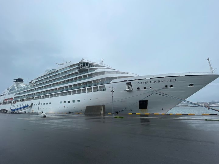 [여수=뉴시스] 일본 크루즈 '미츠이 오션후지'호가 9일 600여 명의 승객과 승무원을 싣고 전남 여수항에 기항했다. (사진=여수시 제공) 2025.05.09. photo@newsis.com *재판매 및 DB 금지