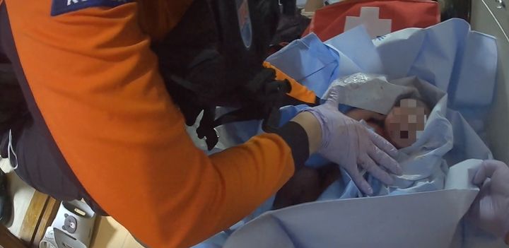 [대구=뉴시스] 20대 외국인 산모가 신고받고 출동한 119구급대의 도움으로 집에서 안전하게 출산했다. (사진=대구 강서소방서 제공) 2025.05.09. photo@newsis.com *재판매 및 DB 금지