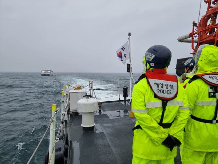 해양경찰이 예인 중인 유람선을 해상에서 안전관리하고 있다. (사진=군산해경 제공) *재판매 및 DB 금지