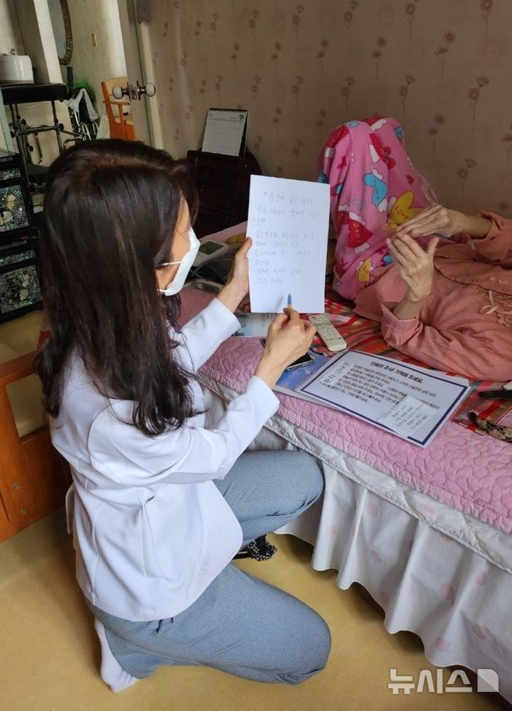 [광명=뉴시스]광명시약사회 소속 전문약사가 약물을 복용하는 치매환자의 가정을 방문해 복용 중인 약물을 살피고 먹는 방법을 설명하고 있다.(사진=광명시 제공)2025.05.09.photo@newsis.com