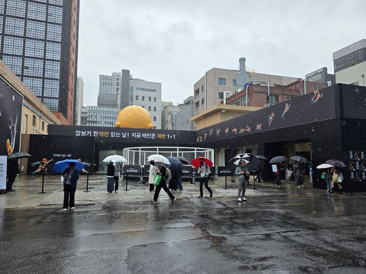 [서울=뉴시스] 이주혜 기자 = 서울 성동구 XYZ 서울에서 배달의민족 운영사 우아한형제들이 팝업스토어 '배민 계란프라이데이'를 진행하고 있다. 2025.05.09. *재판매 및 DB 금지
