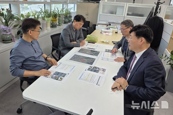 [전주=뉴시스]윤난슬 기자 = 윤동욱 부시장을 비롯한 전주시 간부 공무원들은 9일 행정안전부를 찾아 오는 2026·2027년에 추진할 6개 재해예방 사업에 대한 타당성과 필요성을 설명하고, 국비 총 383억원을 지원해줄 것을 적극 건의했다.2025.05.09.(사진=전주시 제공)