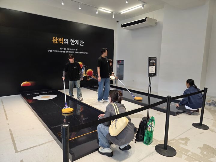 [서울=뉴시스] 이주혜 기자 = 서울 성동구 XYZ 서울에서 열린 '배민 계란프라이데이'에서 방문객들이 게임을 체험하고 있다. 2025.05.09. *재판매 및 DB 금지