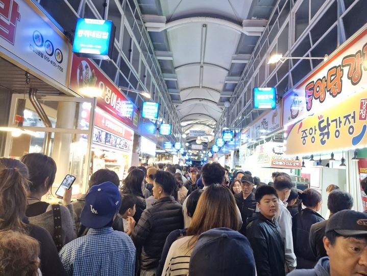 [강릉=뉴시스] 5월 연휴동안 88만명의 관광객이 강릉을 방문한 것으로 집계된 가운데 강릉중앙시장에 관광객들로 붐비고 있는 모습.(사진=강릉시 제공) photo@newsis.com *재판매 및 DB 금지