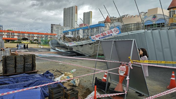 [정읍=뉴시스] 9일 오후 1시18분께 전북 정읍시 연지동의 한 유치원 증축 공사 현장에 쳐놓은 가림막이 강풍으로 인해 위태롭게 기울어져 있다. (사진=정읍경찰서 제공) 2025.05.09. photo@newsis.com *재판매 및 DB 금지