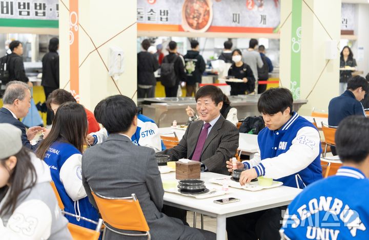 [전주=뉴시스]윤난슬 기자 = 9일 최병선 전북대 동창회장과 양오봉 총장을 비롯한 동창회 및 대학 주요 관계자들이 이른 아침 식당을 찾아 학생들과 조찬을 함께 하며 소통의 시간을 가졌다.2025.05.09.(사진=전북대 제공)