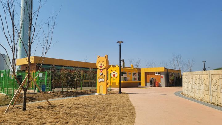 [대구=뉴시스] 대구 달서구는 반려견의 체력 증진과 보호자와의 교감을 높이기 위해 '펫 피트니스' 프로그램을 달서 반려견 놀이터에서 운영한다. (사진=대구시 달서구 제공) 2025.05.09. photo@newsis.com&nbsp; *재판매 및 DB 금지