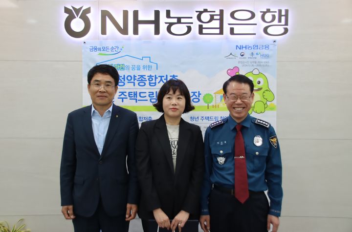 [대구=뉴시스] 대구 성서경찰서는 달서구 성서농협을 방문해 보이스피싱 피해를 사전에 차단한 은행 직원에게 감사장과 신고포상금을 수여했다. (사진=대구 성서경찰서 제공) 2025.05.09. photo@newsis.com&nbsp; *재판매 및 DB 금지