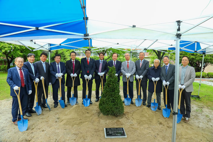 [대전=뉴시스] 한남대 개교 69주년 기념 식수 기념촬영. (사진=한남대 제공) *재판매 및 DB 금지