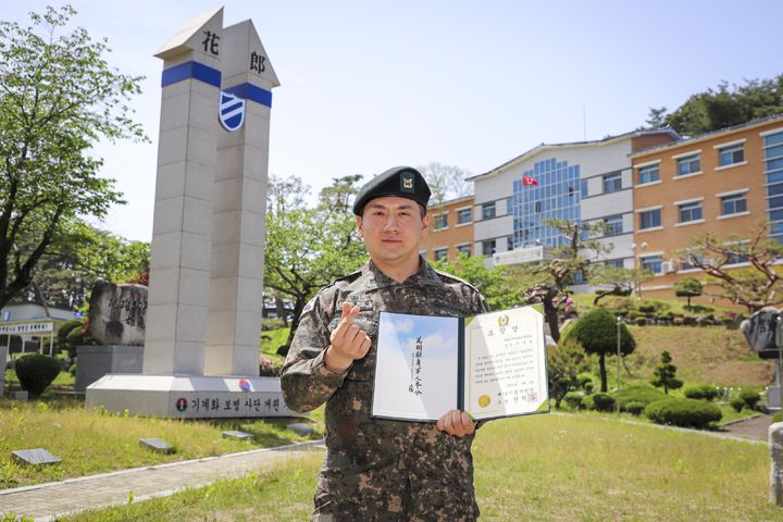 교통사고 현장에서 사고 피해자에게 신속한 응급조치를 취한 이규탁 중사. (사진=11기동사단 제공) photo@newsis.com *재판매 및 DB 금지