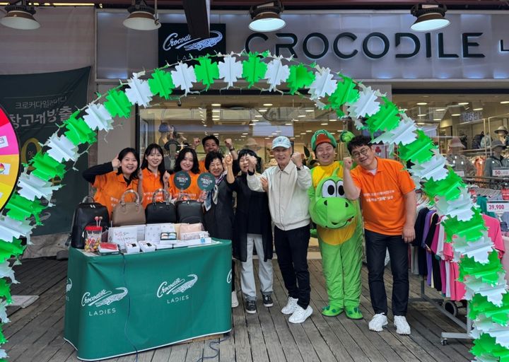 [서울=뉴시스] 최병오 패션그룹형지 회장(우측 세 번째)과 최준호 부회장(우측 두 번째)이 어버이날을 앞둔 지난 5일 크로커다일레이디 인천 모래내시장점을 찾아 현장 판촉 활동을 지원했다. (사진=패션그룹형지 제공) *재판매 및 DB 금지