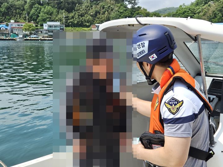 [동해=뉴시스] 해경이 수상레저객을 대상으로 음주측정을 하고 있다.(사진=동해경청 제공) photo@newsis.com *재판매 및 DB 금지