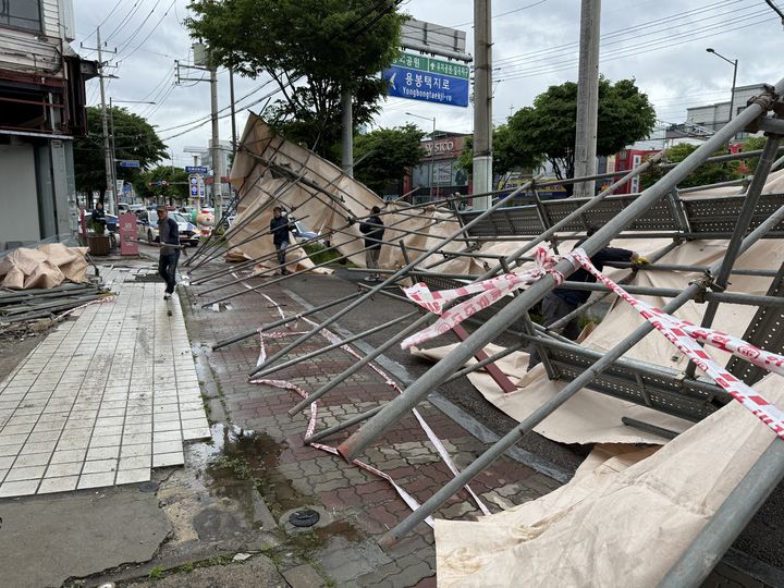 [광주=뉴시스] 9일 오후 광주 북구 용봉동 한 건물 철거 공사현장에서 길이 19m, 높이 5m 규모의 철골 가설물(가림막)이 인도 방향으로 무너지는 사고가 발생해 당국이 현장을 수습하고 있다. 북구는 불법건출물 철거 중 건물과 가림막 연결 부위가 헐거워진 상태에서 바람이 강하게 불어 사고가 난 것으로 보고 원인을 조사 중이다. (사진 = 광주 북구 제공) 2025.05.09. photo@newsis.com *재판매 및 DB 금지