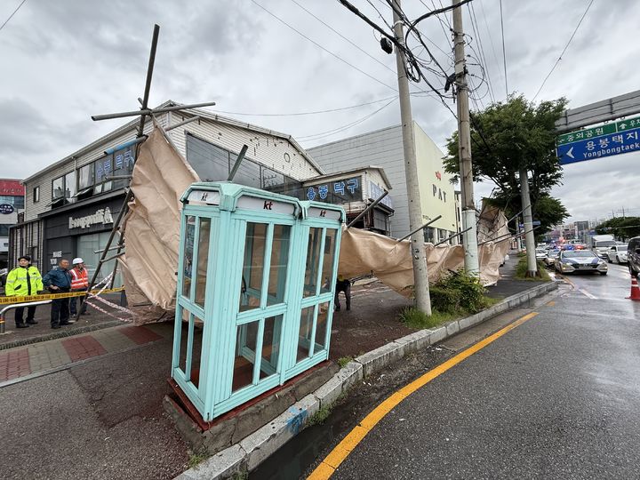 [광주=뉴시스] 9일 오후 광주 북구 용봉동 한 건물 철거 공사현장에서 길이 19m, 높이 5m 규모의 철골 가설물(가림막)이 인도 방향으로 무너지는 사고가 발생해 당국이 현장을 수습하고 있다. 북구는 불법건출물 철거 중 건물과 가림막 연결 부위가 헐거워진 상태에서 바람이 강하게 불어 사고가 난 것으로 보고 원인을 조사 중이다. (사진 = 광주 북구 제공) 2025.05.09. photo@newsis.com *재판매 및 DB 금지