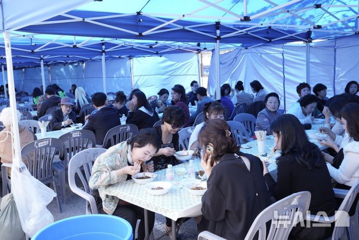 [의정부=뉴시스] '오! 해피데이' 어버이날 행사. (사진=신한대학교 제공) 2025.05.09. photo@newsis.com