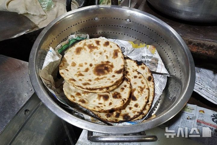 [서울=뉴시스] 인도의 한 결혼식장에서 인도 전통 빵 로티를 받는 순서를 놓고 다툼이 벌어져 10대 청소년 2명이 사망했다. (사진=SCMP) 
